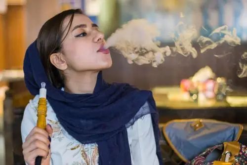 In Iran, More and More Young People Choose "Contract Marriage"