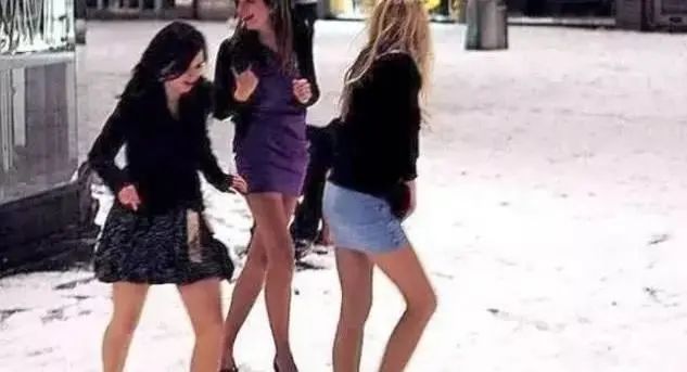 Russian Girls: Baring Thighs in Winter