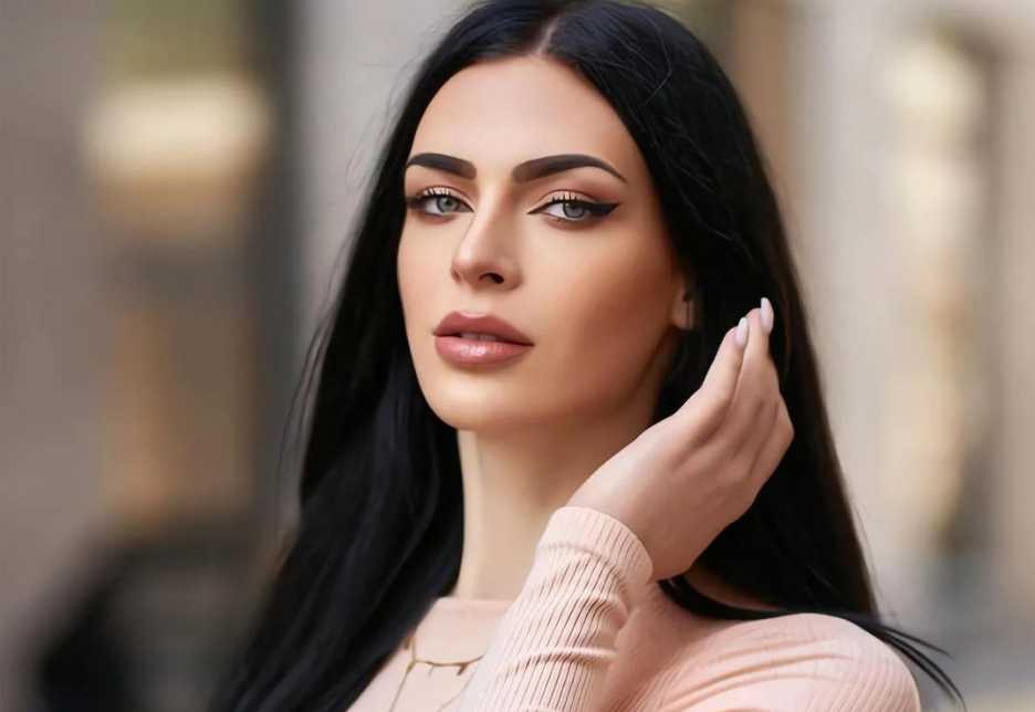 Vintage Caravan: Amateur Model's Retro Road Trip 169